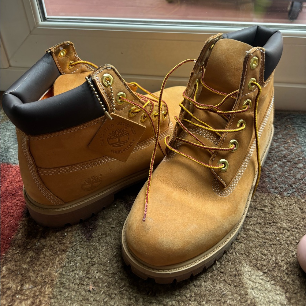 Boys size 6 (fit women’s size 8) worn once
